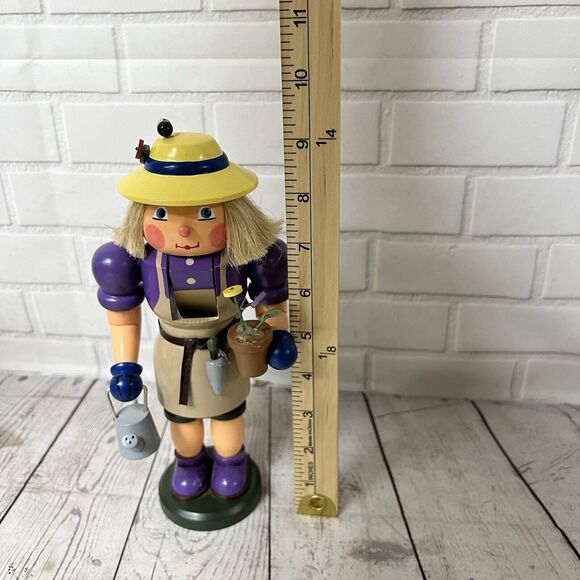 Lady Gardener Wood Nutcracker Erzebirge Germany Christian Ulbricht - Picture 7 of 16